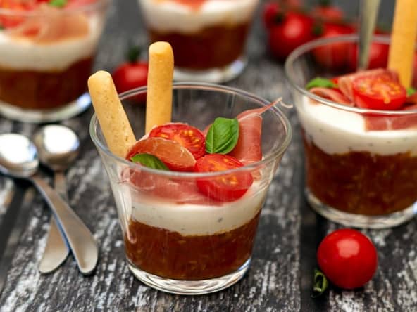 Verrines à la compotée de tomates cerises, mousse de fromage frais et jambon cru