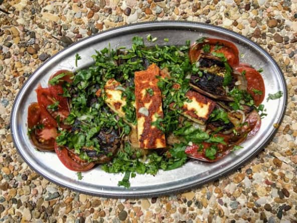 Aubergine grillée au halloumi