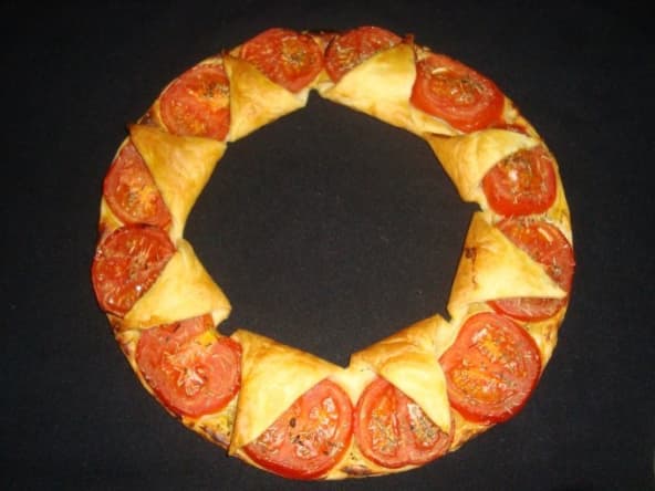 Tarte couronne aux tomates et à la moutarde
