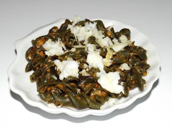 Fusili à la spiruline, pesto rosso et cabillaud