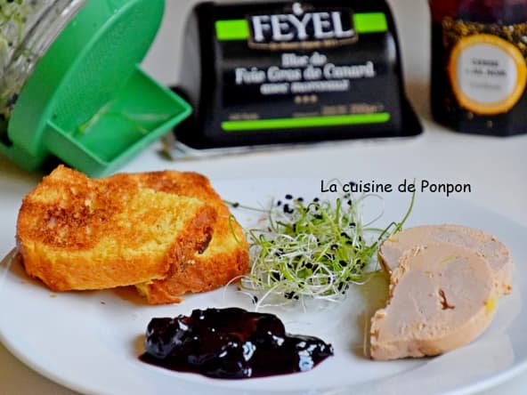 Foie gras accompagné de confiture de cerises à l'ail noir