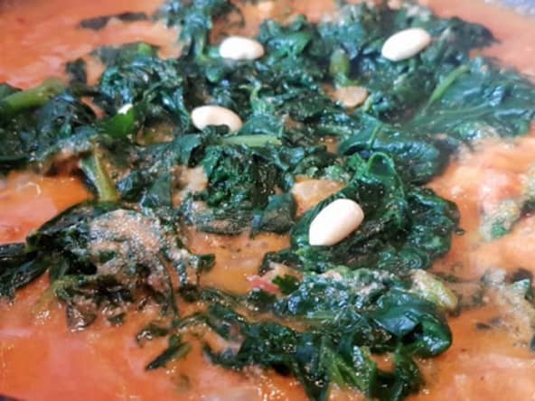 Épinard à la tomate et arachides