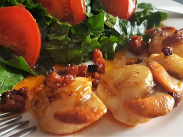 Noix de St Jacques au chorizo sur lit de salade 