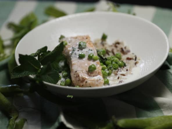 Saumon mi cuit riz sauvage et petits pois à la menthe