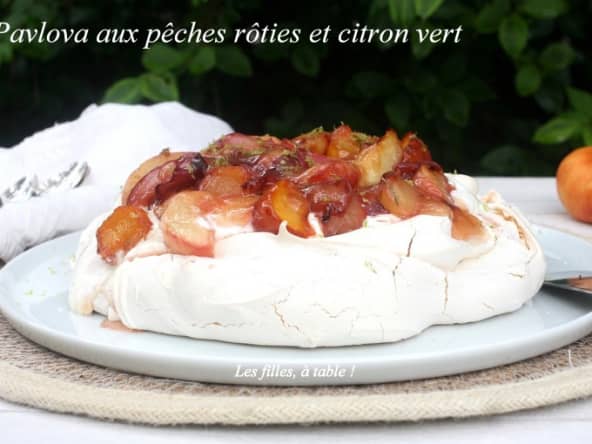 Pavlova aux pêches rôties et citron vert