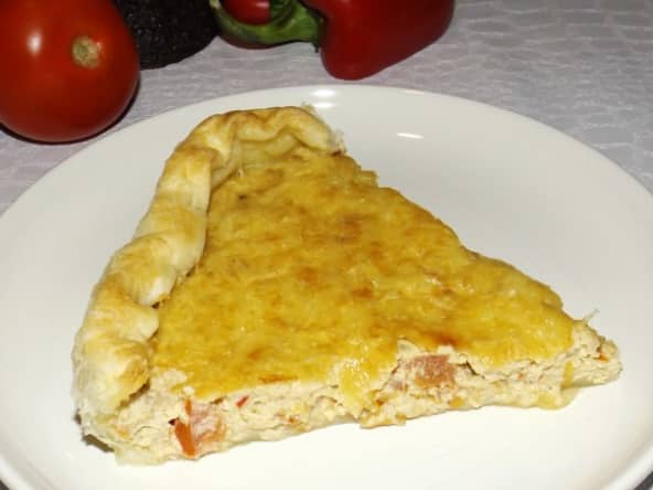 Quiche mexicaine au guacamole, tomate et poivron rouge