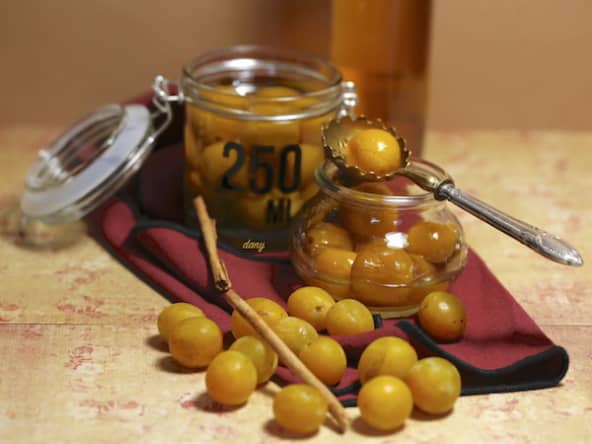 Bocaux de mirabelles à l'eau de vie