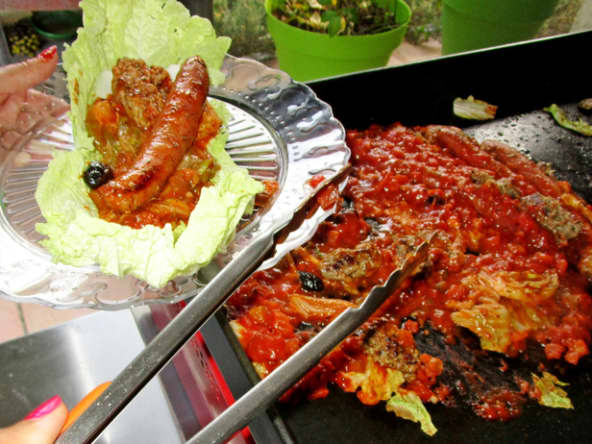 Chou chinois en sauce avec viande et merguez