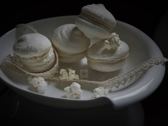 Macarons ganache montée au pop corn, en monochromie de blanc