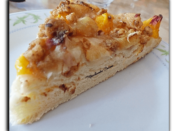 Tarte briochée aux pêches et brugnons, crumble amandes
