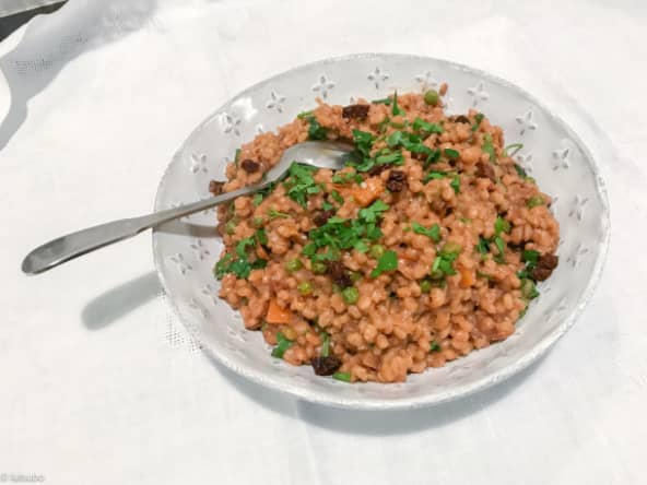 Orzotto végétal aux petits pois et aux tomates séchées