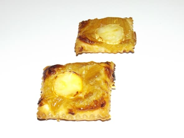 Toasts feuilletés au confit d'oignon et chèvre