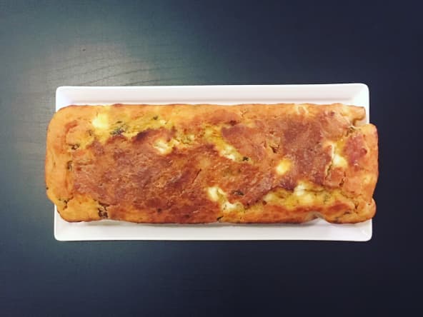 Cake aux tomates séchées, feta et basilic