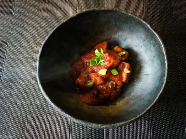 Tofu caramélisé, sauce tomate à l’ail noir