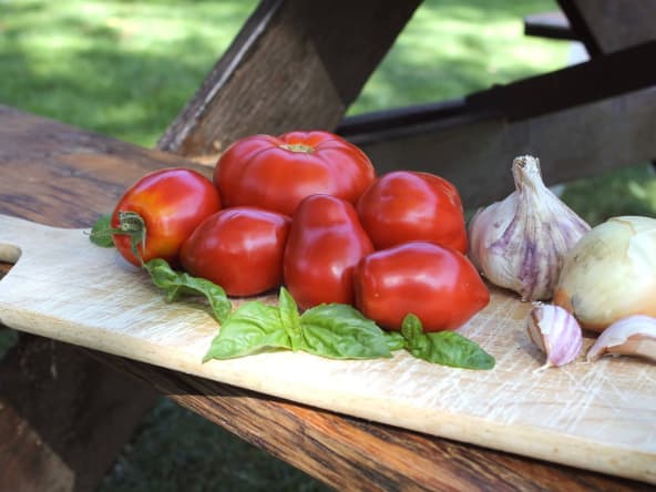 Velouté de tomates à la noix de coco et au basilic