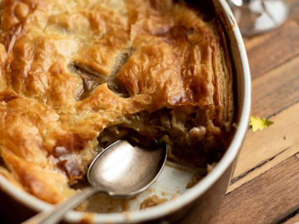 Tourte végétarienne "pot pie" à la normande aux champignons, châtaignes et camembert 