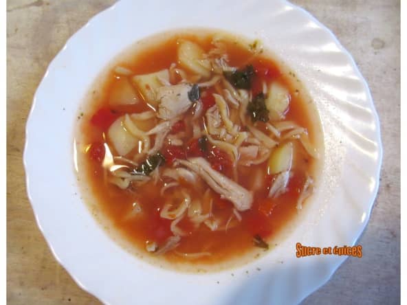 Soupe de poulet aux légumes et pâtes