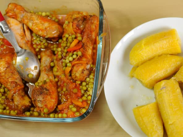 Pilons de poulet, aux petits pois bananes plantains