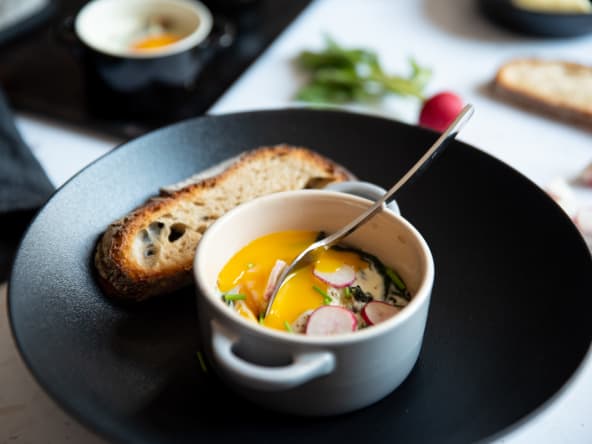 Oeufs cocotte anti-gaspi aux fanes de radis