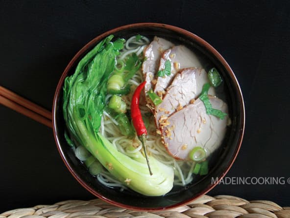 Soupe de nouilles et porc laqué
