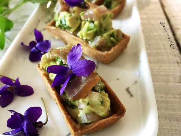 Mini-tartelettes de thon fumé-avocat