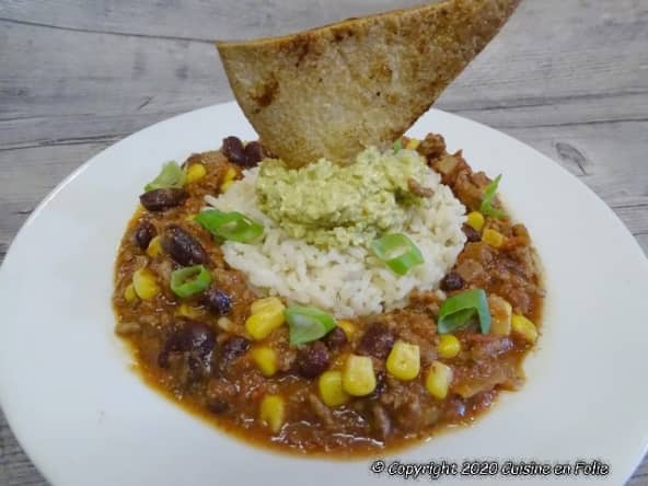 Chili con carne et son guacamole, chips épicées de tortillas