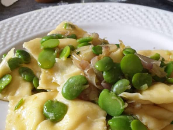 Raviolis aux fèves et pecorino