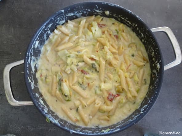 Pâtes au chou pointu, tomates séchées et sauge