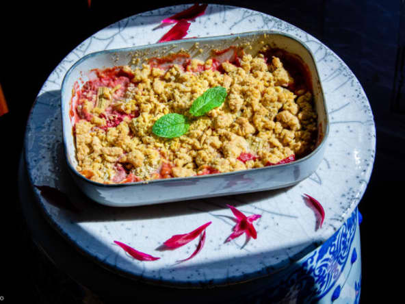 Crumble végétal fraise rhubarbe
