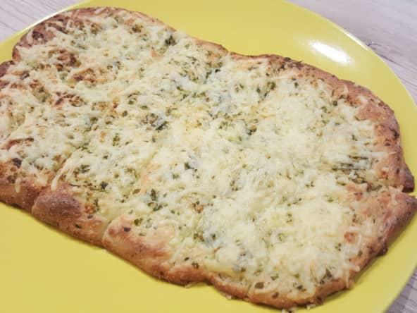 Pain plat à l’ail et au cheddar