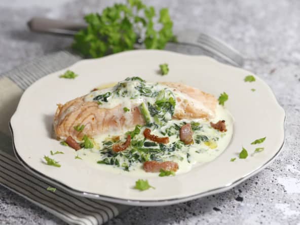 Saumon à la crème d'épinards et au lard