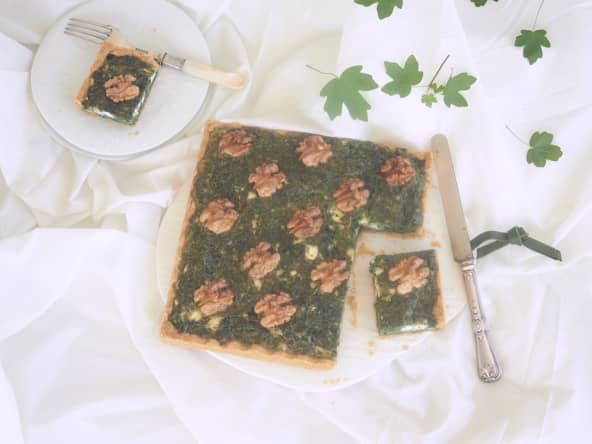 Tarte aux orties, feta et fruits secs