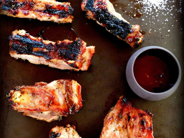 Ribs de porc et d'agneau marinade au miel et thym au barbecue