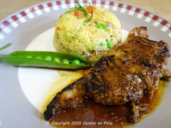 Côtelettes d'agneau marinées et couscous aux petits pois