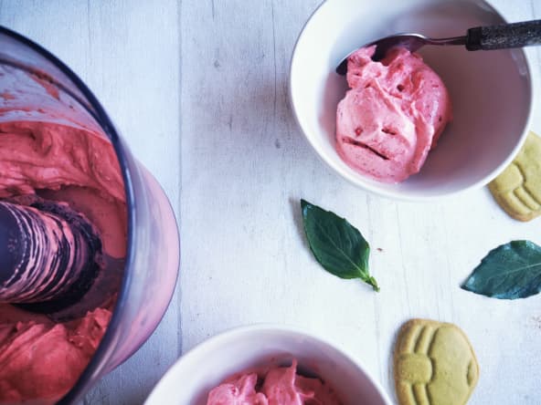 Sorbet aux fraises et au basilic prêt en dix minutes