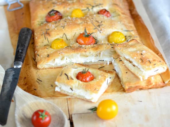 Fougasse maison aux tomates cerises, fromage de chèvre et ricotta pour l'apéro