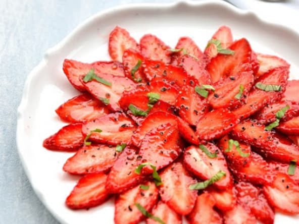 Carpaccio fraîcheur de fraises, sirop de tonka et poivre timut