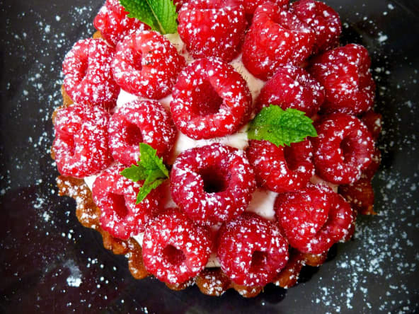 Tartelettes aux framboises et mousse de chocolat blanc à la vanille