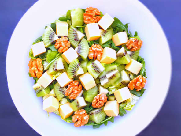 Salade rafraîchissante aux kiwis, noix et emmental