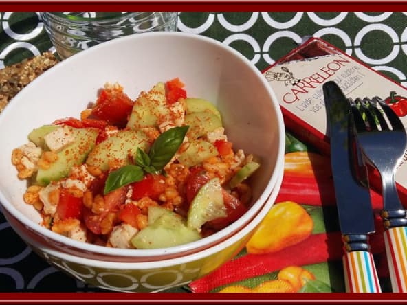 Salade de blé au poulet, poivron, tomates et basilic