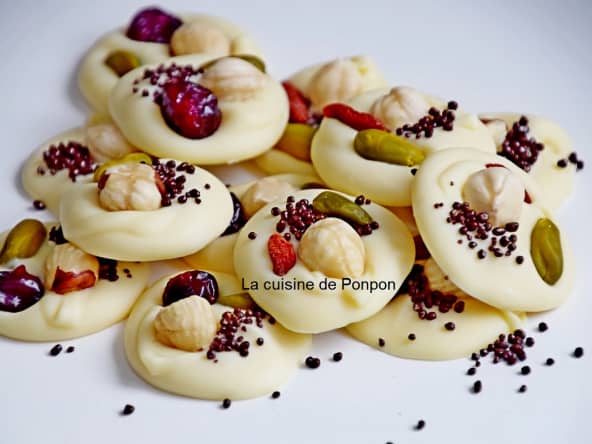 Mendiant blanc à la noisette, baie de goji ou cranberry, pistache et perles de chocolat noir pour noël