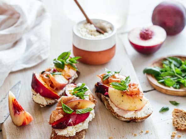 Tartines sucrées salées ricotta, nectarine et jambon cru