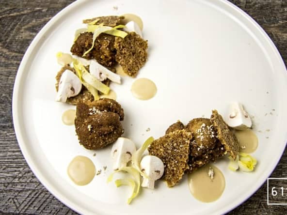 Ris de veau pané, sauce aux cèpes et crumble à la noisette, un plat festif