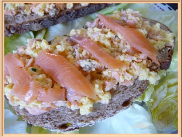 Tartines d’œufs brouillés au saumon fumé