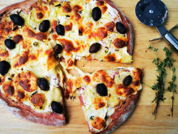 Pizza du Soleil aux courgettes, olives noires, scamorza et thym