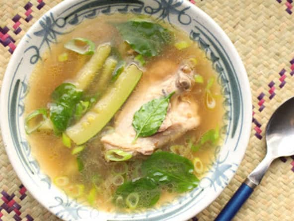 Soupe de poulet et de courgette à la Philippine