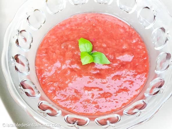 Soupe de rhubarbe et fraises, sans sucre ajouté.