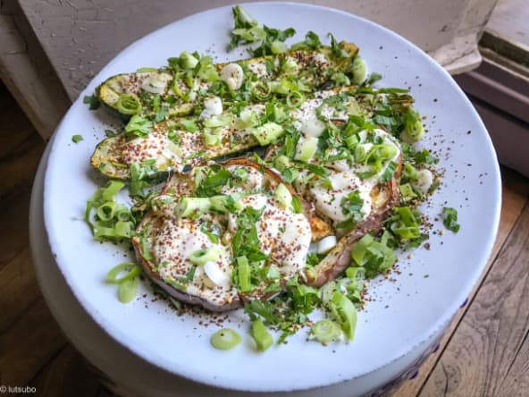 Courgettes et aubergines grillées sauce tahini sésame moutarde et herbes fraîches
