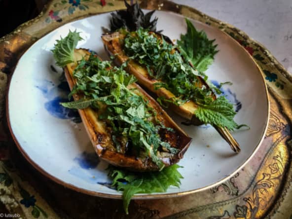 Aubergines rôties, sauce citronnée et shiso