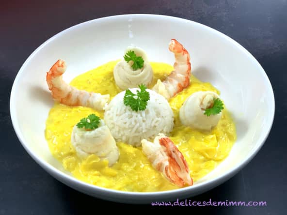 Filets de sole et crevettes cuits à la vapeur sur fondue de poireaux au safran